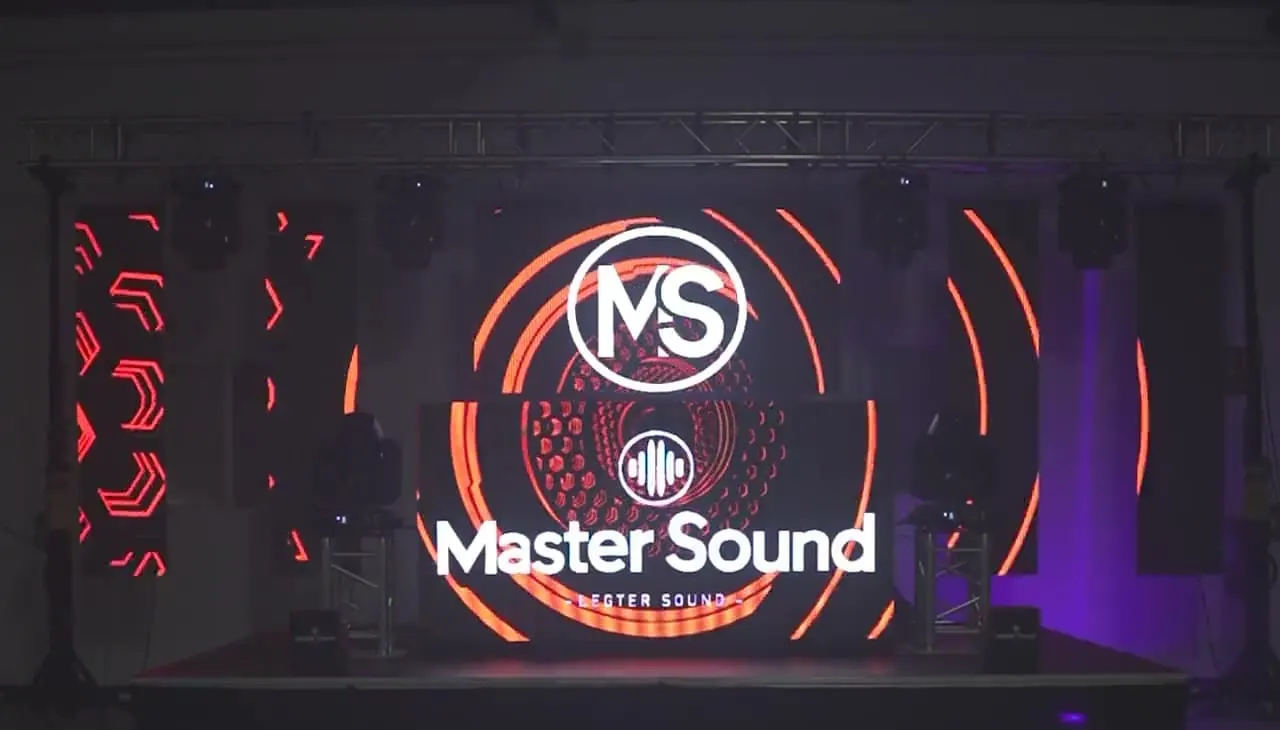 Escenario con pantalla LED del logotipo Master Sound entre haces de luz púrpura